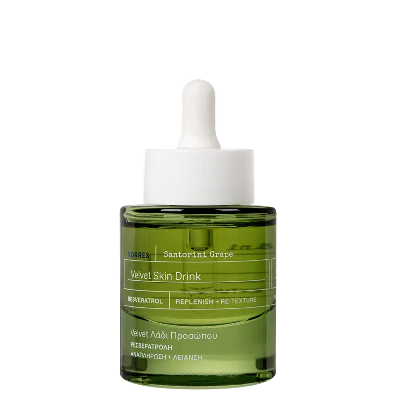 Frasco de vidro verde com conta-gotas branco contendo um soro facial da marca Korres, com rótulo indicando "Velvet Skin Drink" e ingredientes como Resveratrol e Santorini Grape.