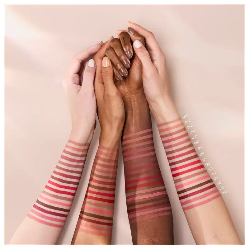 4 braços de cores de pele diferentes com listras coloridas, simulando as amostras de cores em diferentes pessoas.