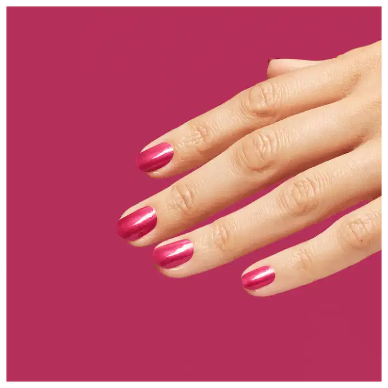 Uma mão feminina pintada com o esmalte. Fundo rosa pink.