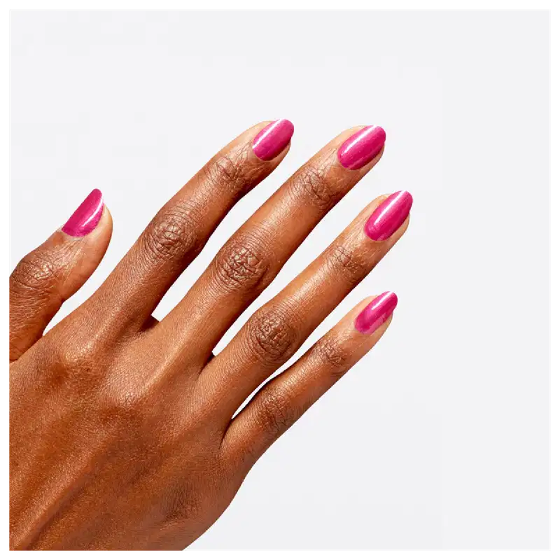 Uma mão feminina negra pintada com o esmalte. Fundo branco.