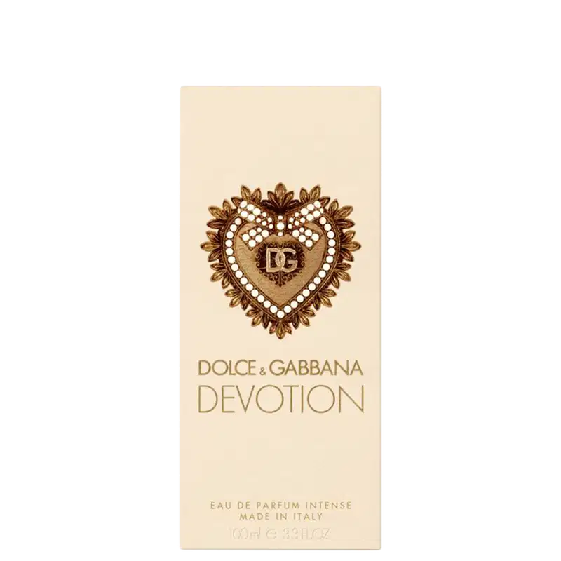 A imagem mostra a caixa do produto bege, com DG dentro de um coração adornado, logo da marca abaixo, nome do perfume, concentração e volumetria.