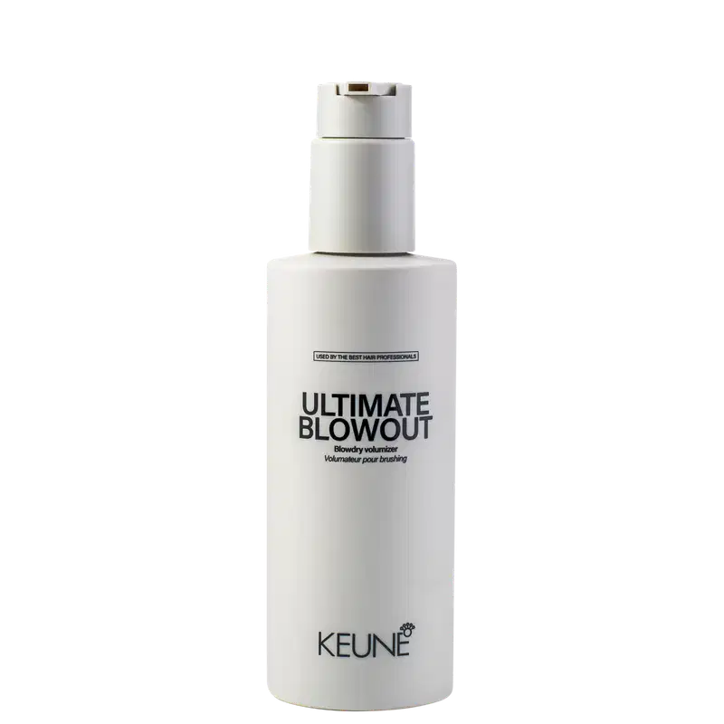 A imagem mostra o produto Ultimate Blowout, da marca Keune. Embalagem plástica bege opaca com pump dosador. Rótulo com o texto "ULTIMATE BLOWOUT Blowdry volumizer Volumisateur pour brushing" em letras pretas maiúsculas.