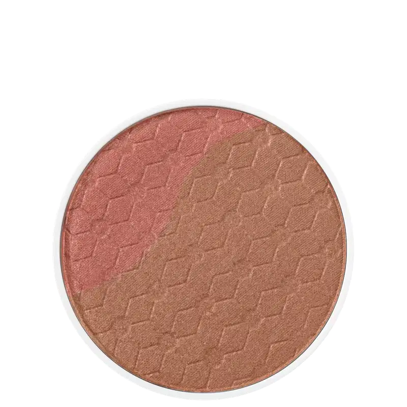 Blush em Pó Multifuncional. A embalagem é redonda. A cor do produto é um tom rosado terroso com uma textura levemente cintilante e padrão rendado visível. O produto pertence à linha de maquiagem Care Natural Beauty.