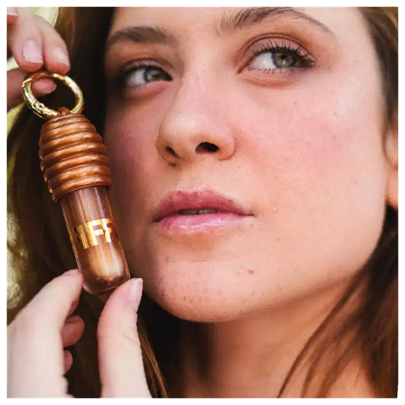 Modelo usando o Gloss Labial Fran by Franciny Ehlke LipHoney.