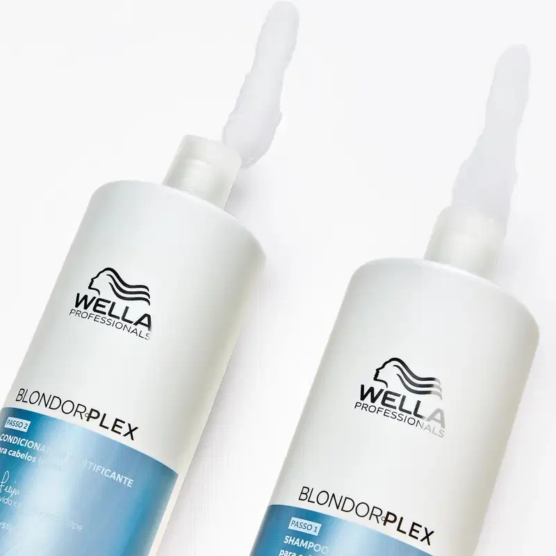 Dois produtos da linha Blondorplex da marca Wella Professionals, um shampoo e um condicionador, apresentados em embalagens brancas com o logotipo da marca.