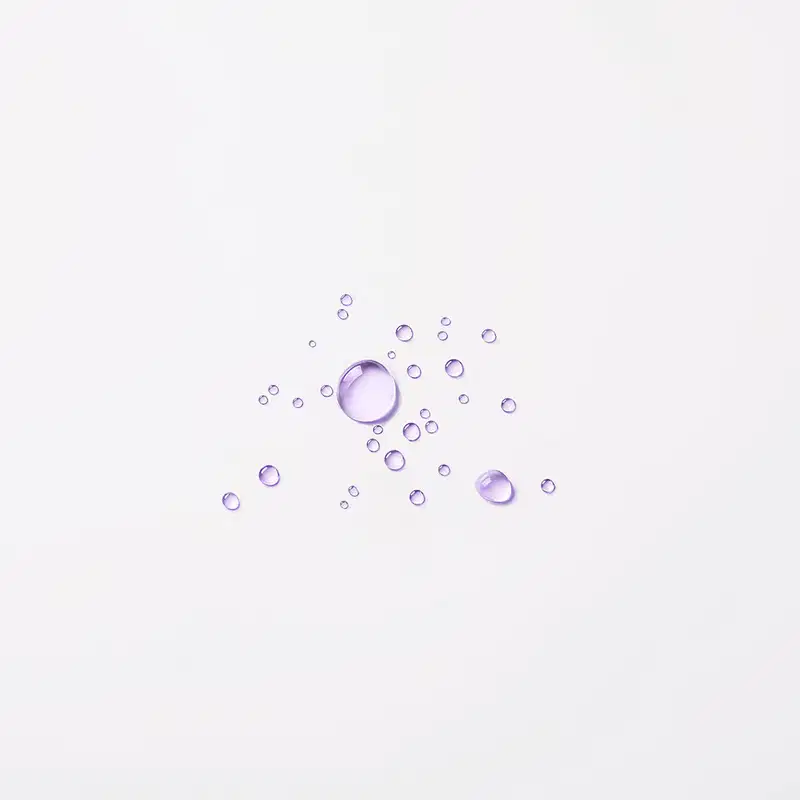 Frasco de spray da linha Blondorplex da Wella Professionals, com fórmula para proteção anti-frizz para cabelos loiros. Embalagem de plástico branco com detalhes em roxo e azul, contendo 145ml do produto.