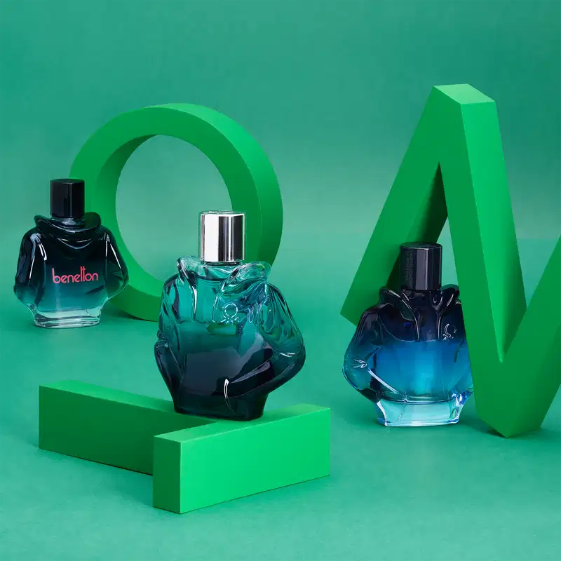 As letras O, N, T e dois frascos de perfume.