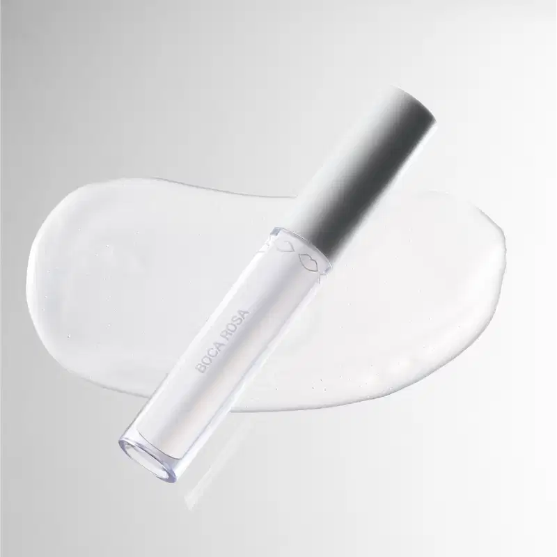 A imagem mostra o Gloss Boca Rosa Hidra Lábios Natural Translúcido e a cor e textura ao fundo