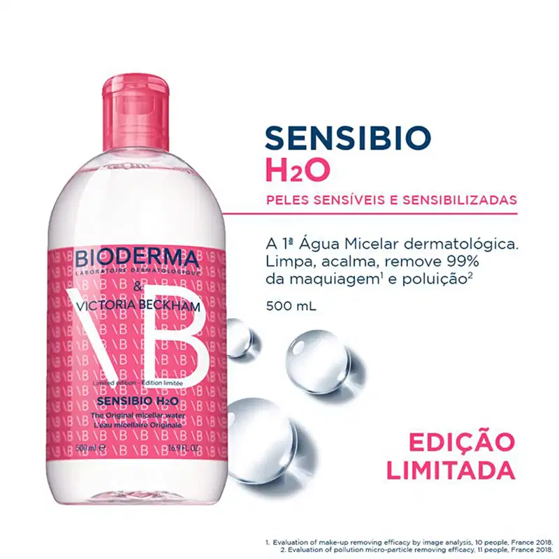 Frasco deBioderma, com rótulo rosa e azul escuro, contendo texto "SENSIBIO H2O" e "PELES SENSÍVEIS E SENSIBILIZADAS", com informações sobre a primeira água micelar dermatológica que limpa, acalma e remove 99% da maquiagem e poluição.