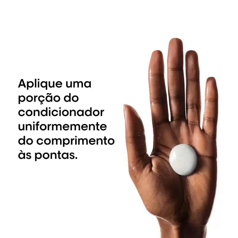 Texto: aplique uma porção do condicionador uniformemente do comprimento às pontas