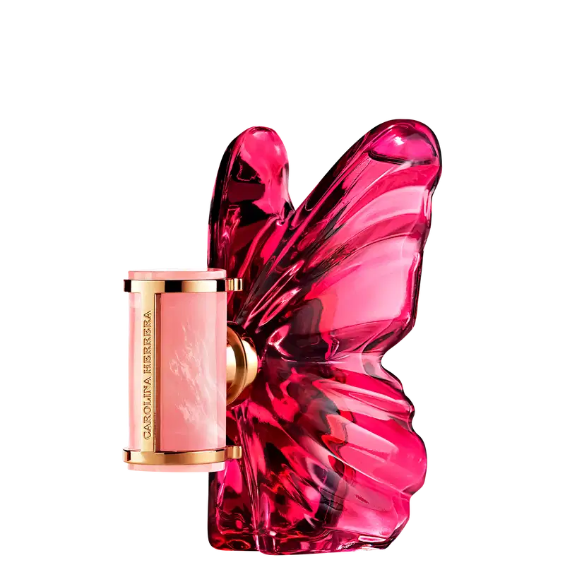Frasco de perfume Carolina Herrera em formato escultural e vibrante na cor rosa, com rótulo dourado destacado contra fundo preto.