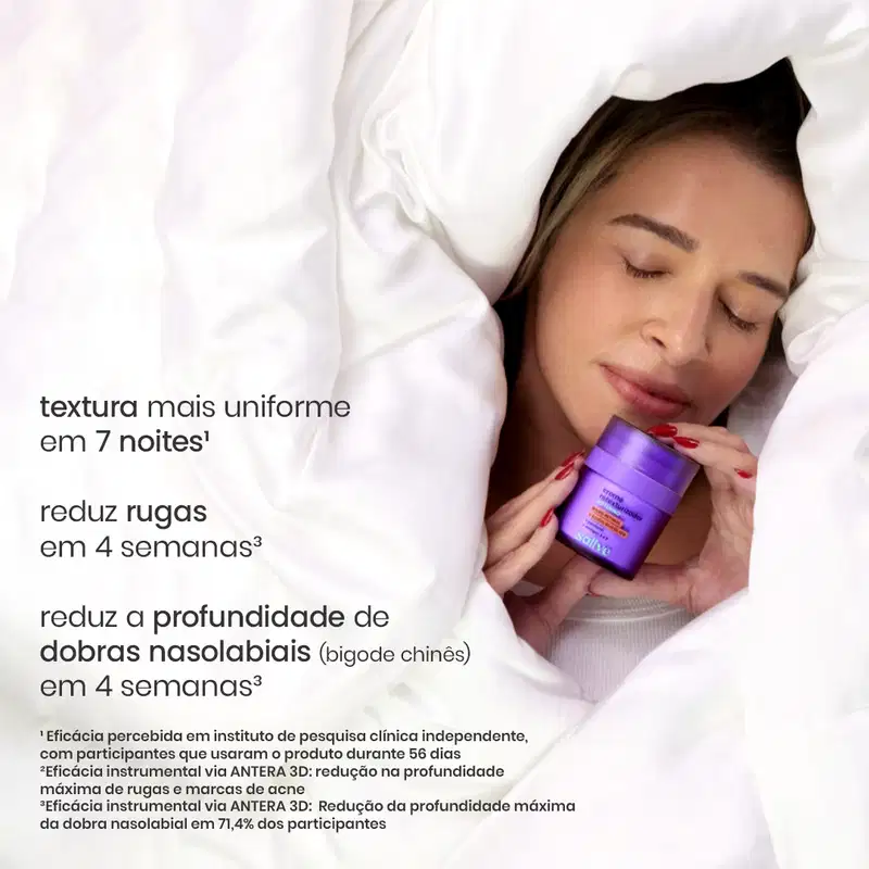 A imagem mostra uma mulher deitada em uma cama branca, segurando um frasco de creme Sallve. É apresentado os efeitos de uniformidade da textura da pele em 7 noites, redução de rugas em 4 semanas e diminuição da profundidade de dobras nasais em 4 semanas.