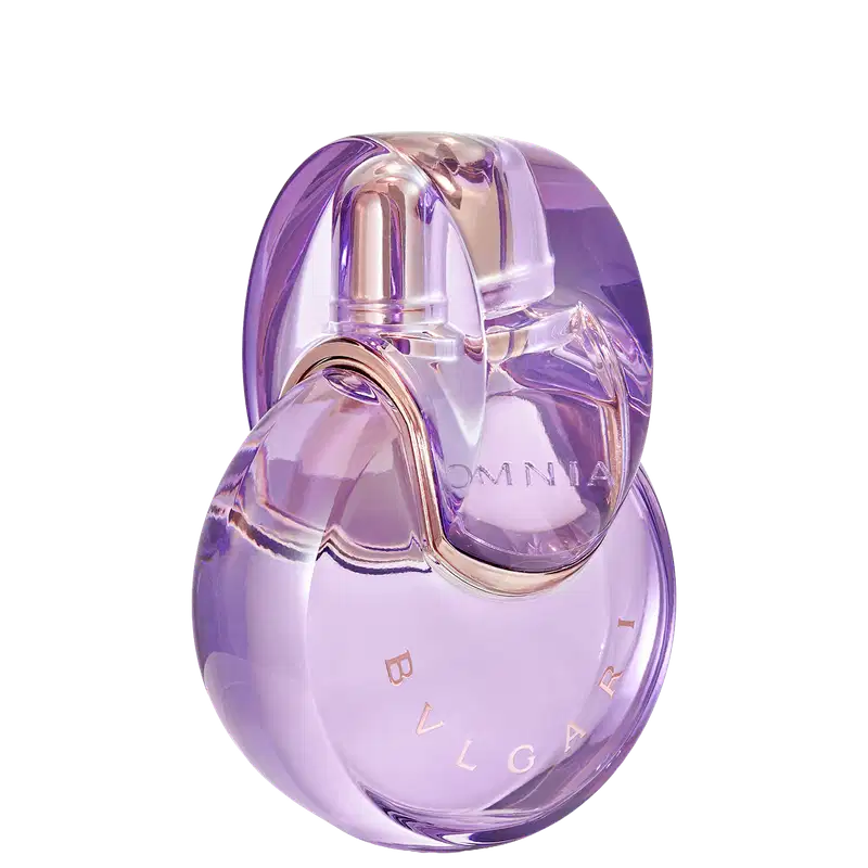 Item de perfumaria em formato oval, com tampa e corpo transparentes em tons de roxo e rosa. O rótulo exibe a marca "BVLGARI" em letras douradas. O produto possui um design elegante e sofisticado.