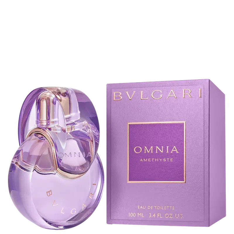 Item de perfumaria em formato oval, com tampa e corpo transparentes em tons de roxo e rosa. O rótulo exibe a marca "BVLGARI" em letras douradas. O produto possui um design elegante e sofisticado.