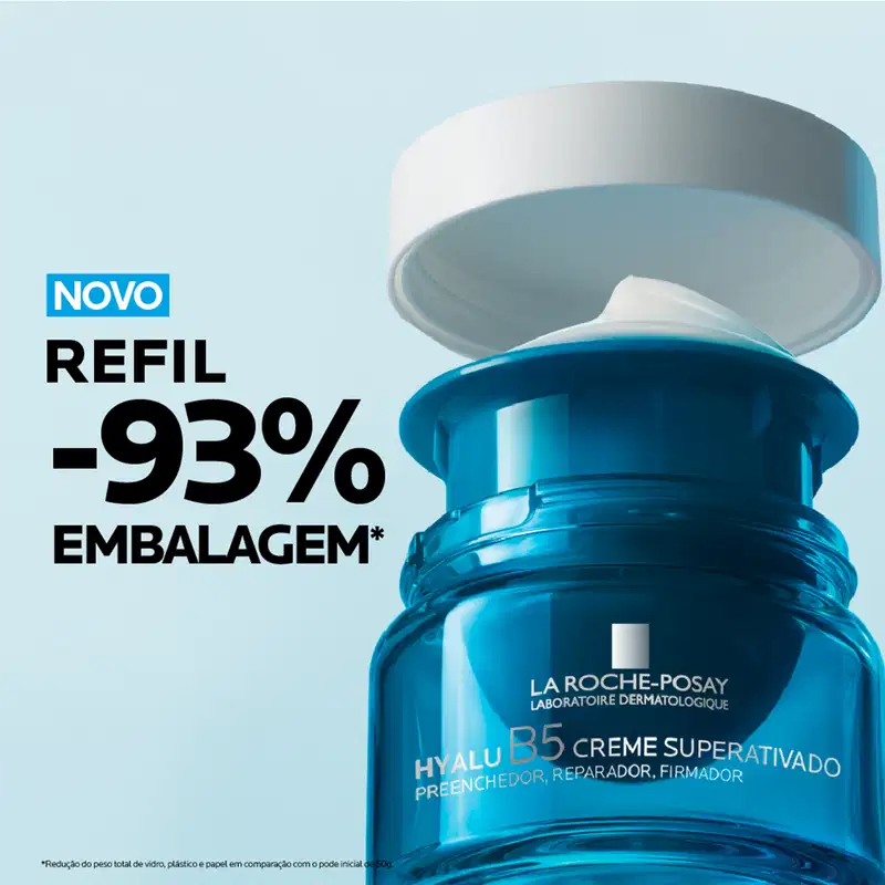Embalagem de creme hidratante da marca La Roche-Posay, com destaque para a redução de 93% no uso de embalagem. Fundo azul claro e produto em tom azul escuro, transmitindo uma imagem de produto de cuidados com a pele.