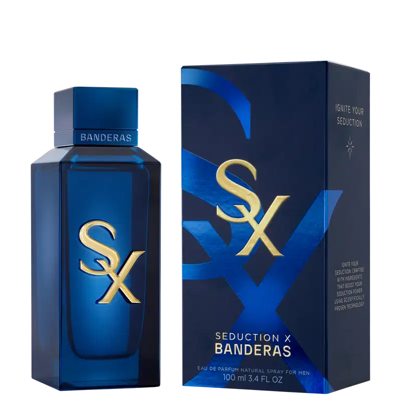 Frasco de perfume e caixa em tons de azul escuro com logotipo dourado "SX" em destaque. Embalagem retangular com texto "BANDERAS" na parte superior. Objeto com design elegante e sofisticado em tons predominantemente azuis.