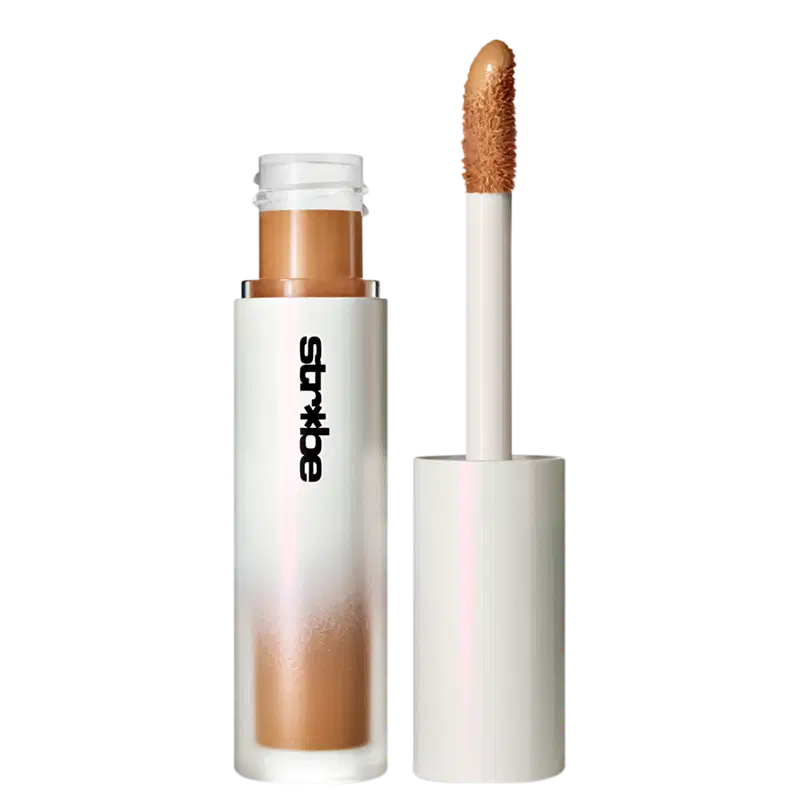 Frasco do bronzer líquido M·A·C Strobe Bronze, de cor branca e laranja com aplicador. O rótulo exibe o texto "Strobe" em preto.