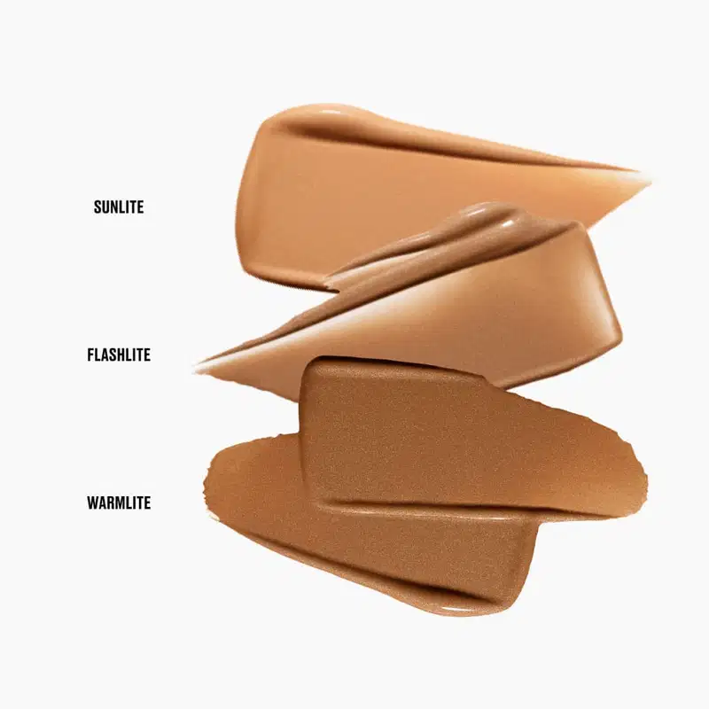 Amostra das cores Sunlite, Flashlite e Warmlite do M·A·C Strobe Bronzer