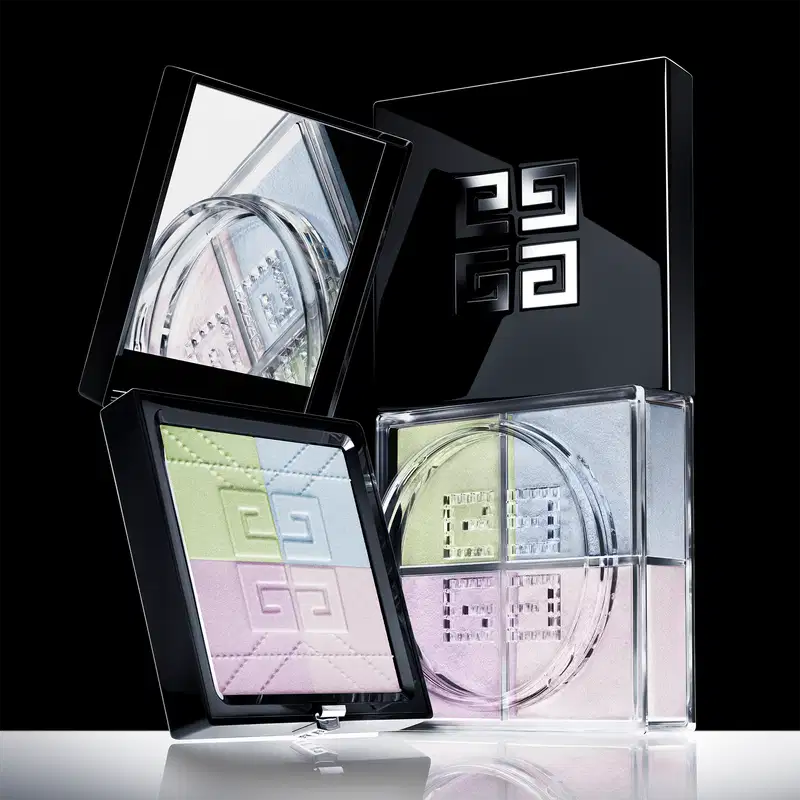 Conjunto de produtos de beleza em embalagens pretas e transparentes, com detalhes geométricos e padrões gráficos em tons de verde, rosa e cinza. 