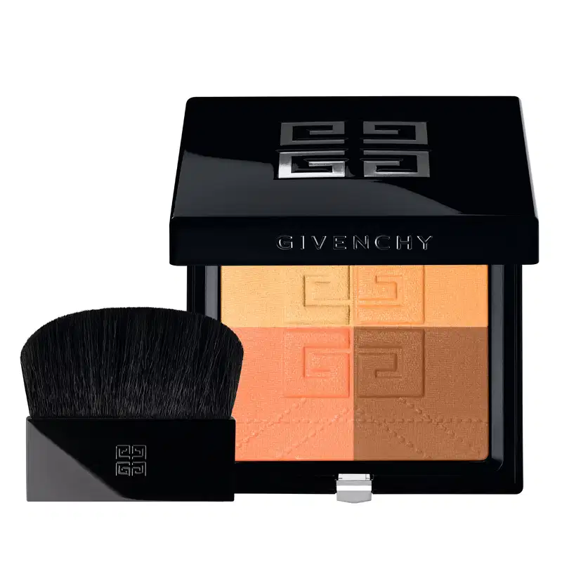 Estojo preto de maquiagem da marca Givenchy contendo uma paleta em tons de laranja e marrom, com um pincel preto ao lado.