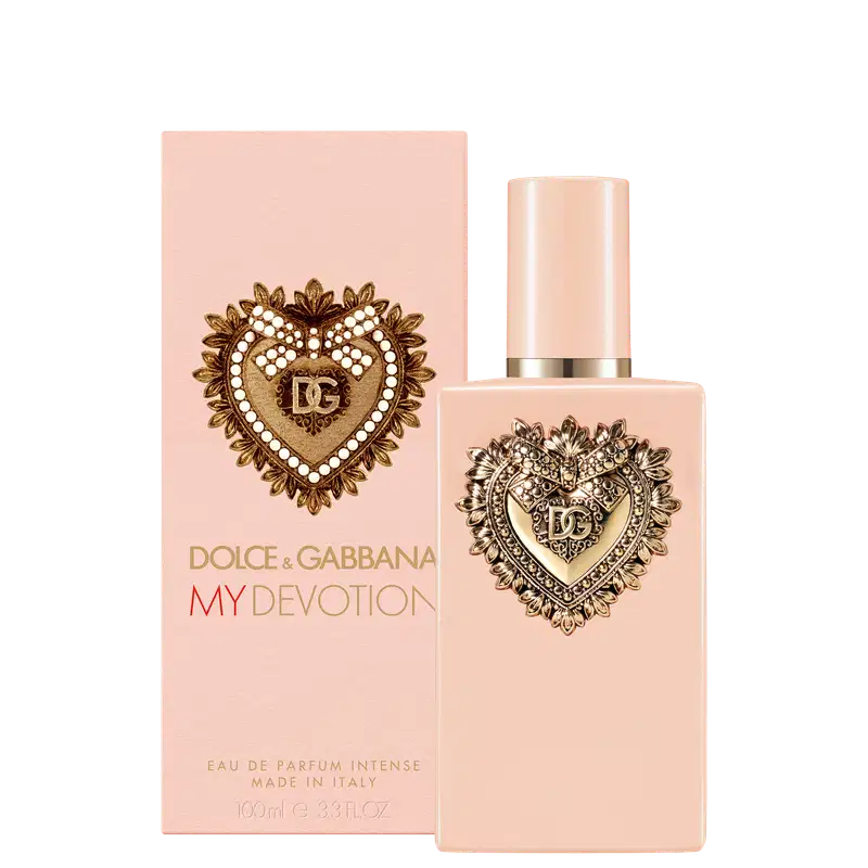 Caixa e Frasco de item de perfumaria com tampa dourada em formato de coração ornamentado. Embalagem rosa clara com detalhes dourados. 