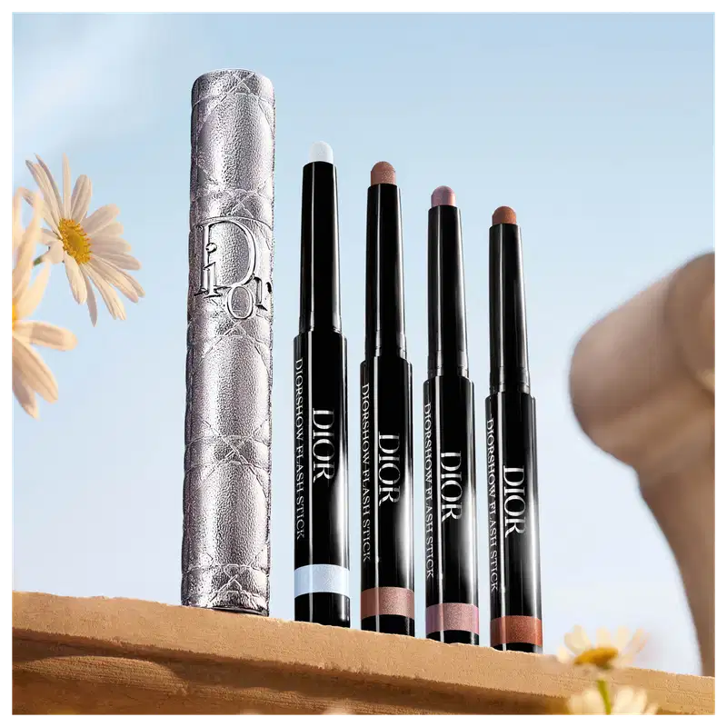 Produtos para olhos, como máscara e sombras, da marca Dior