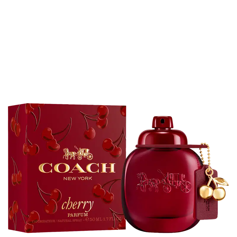 Frasco de perfume Coach Cherry em embalagem vermelha com desenhos de cereja, com logotipo da marca em dourado. Produto de 50 ml, com pingente dourado em formato de cereja.