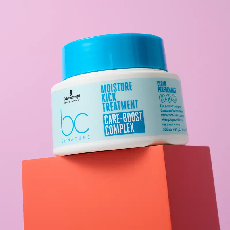 Embalagem de tratamento capilar da linha Bonacure da Schwarzkopf Professional, com design moderno e cores vibrantes de azul e laranja, em um cenário minimalista e monocromático.