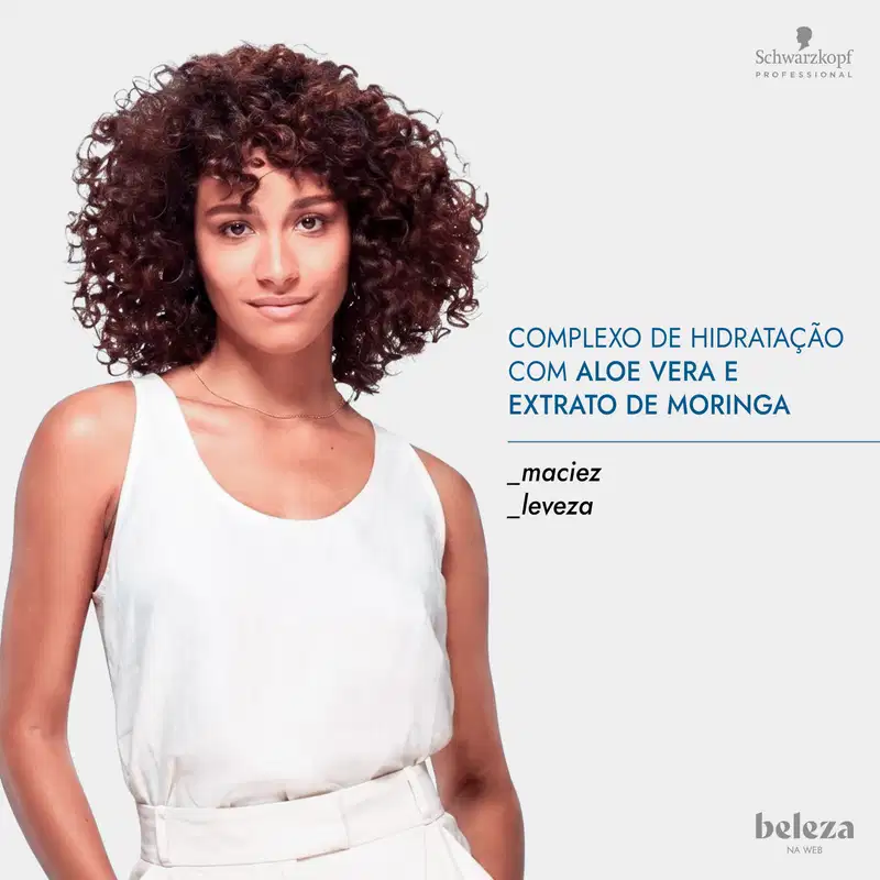 Mulher com cabelos cacheados, com complexo de hidratação com aloe vera e extrato de moringa da marca Schwarzkopf Professional.