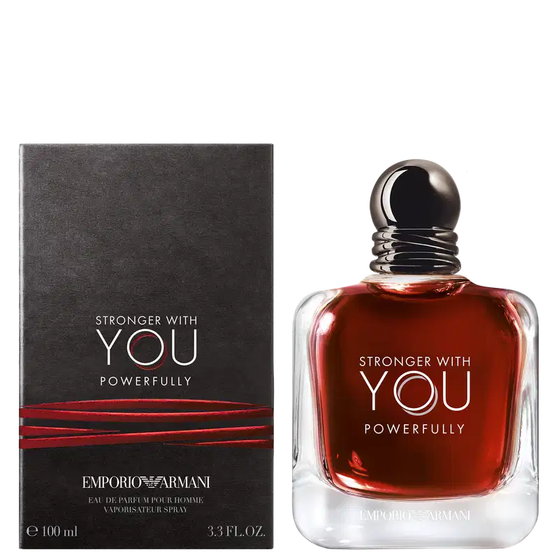 Frasco  e caixa do perfume com formato esférico e tampa prateada. O líquido vermelho exibe o texto "STRONGER WITH YOU POWERFULLY" em letras brancas. O produto é apresentado em fundo preto, destacando sua aparência elegante e sofisticada.