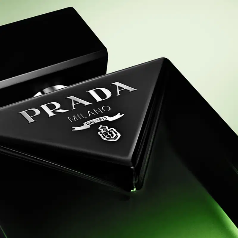 Caixa preta com logotipo e nome da marca Prada em letras brancas, indicando tratar-se de um produto da marca de luxo italiana Prada. A embalagem possui um design minimalista e elegante, com uma aparência sofisticada.