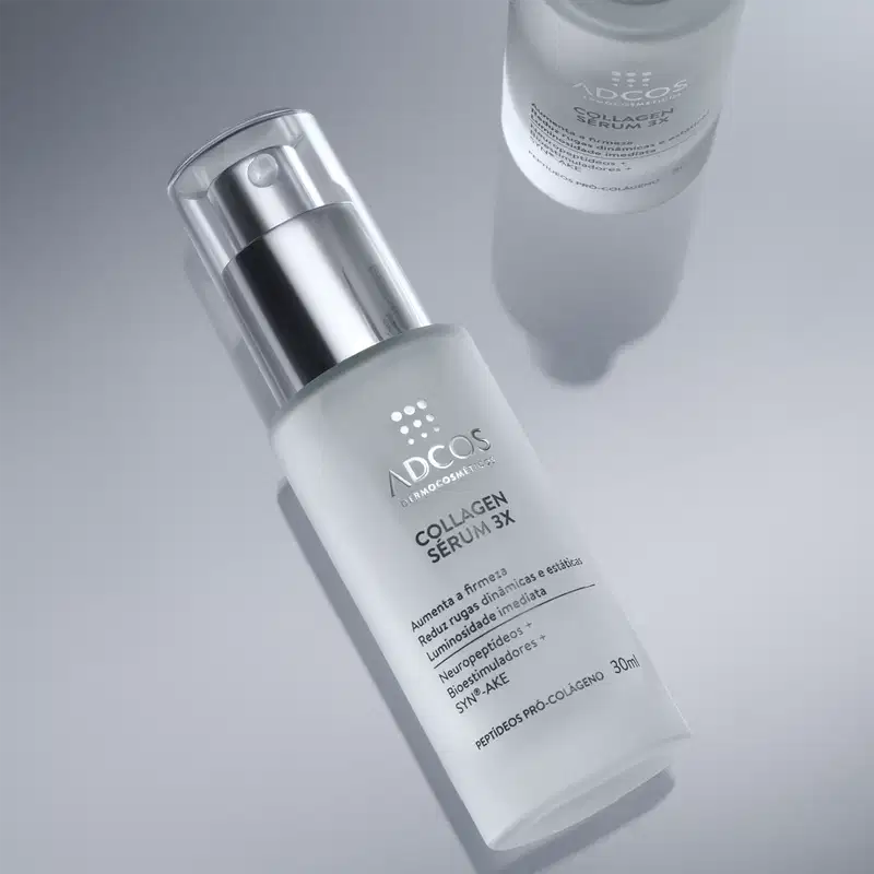 Frasco de sérum de colágeno 3X da marca Adcos, com embalagem branca e prata, contendo 30ml do produto. O rótulo destaca os benefícios, como aumento da firmeza, redução de rugas e luminosidade imediata.