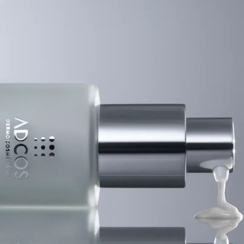 Frasco de sérum de colágeno 3X da marca Adcos, com embalagem branca e prata, contendo 30ml do produto. O rótulo destaca os benefícios, como aumento da firmeza, redução de rugas e luminosidade imediata.
