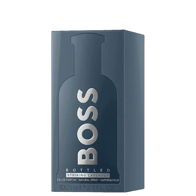 Caixa retangular azul-acinzentada com rótulo branco exibindo o texto "BOSS Bottled Striking Lavender". O item de perfumaria possui uma forma de garrafa com tampa e contém 100 ml de produto.