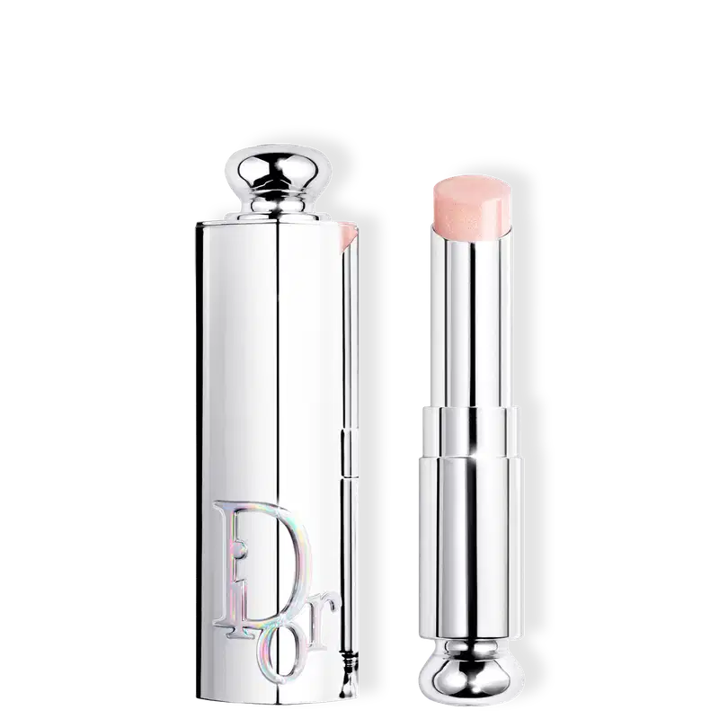 Batom em embalagem prateada com logotipo da marca Dior marcada na tampa.