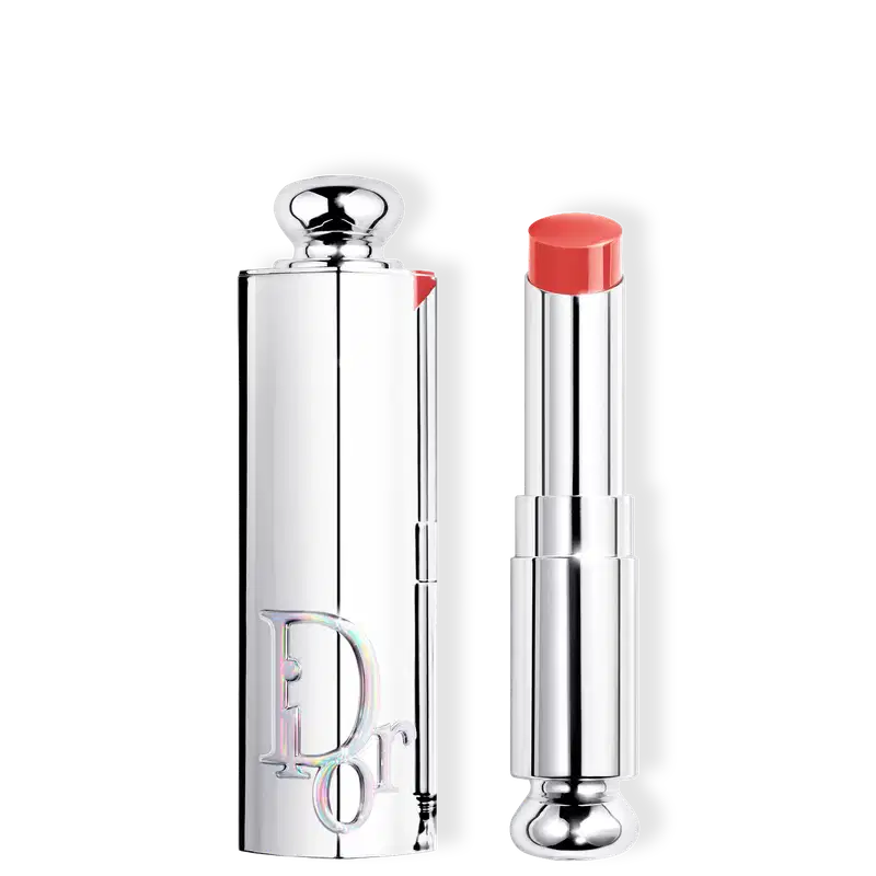Batom em embalagem prateada com logotipo da marca Dior marcada na tampa.