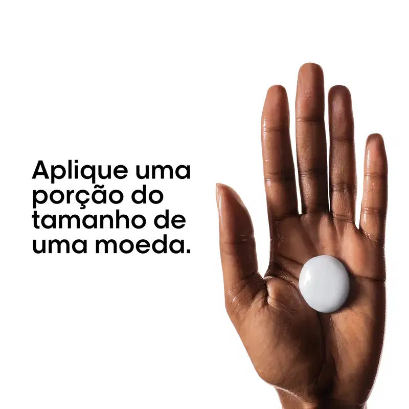 Mão o produto com texto "Aplique uma porção do tamanho de uma moeda".