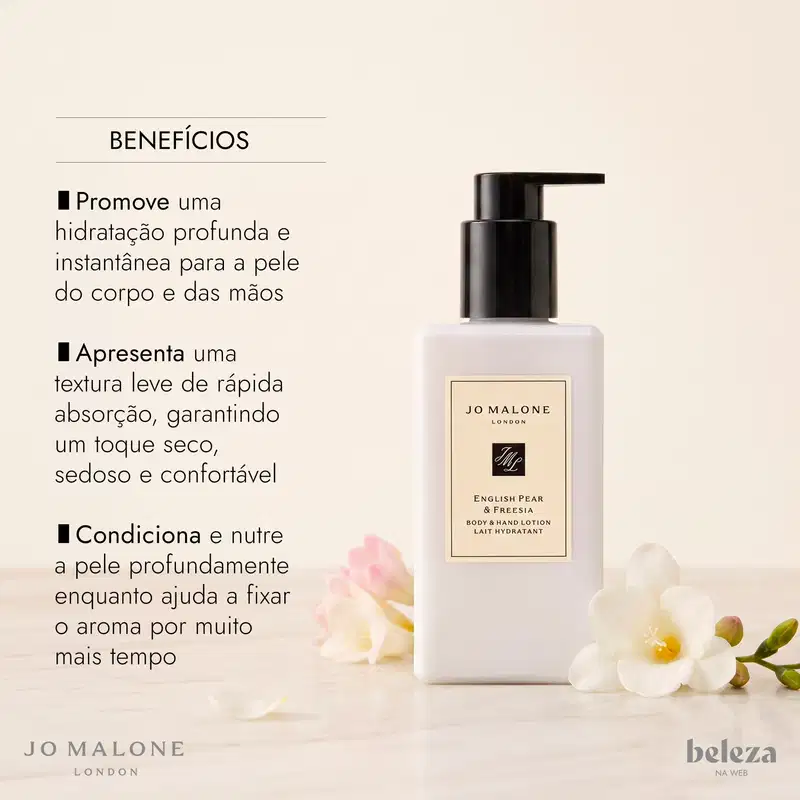 Frasco branco com bomba preta da marca Jo Malone London, contendo item de perfumaria com texto "English Pear & Freesia Body & Hand Lotion" e informações sobre benefícios de hidratação profunda e textura leve de rápida absorção.