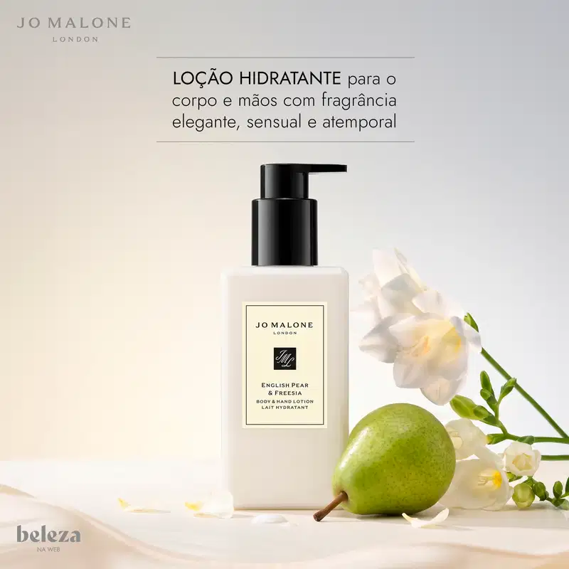 Embalagem branca com texto "Jo Malone London" e "English Pear & Freesia Body & Hand Lotion", com uma pera verde e flores brancas ao lado.
