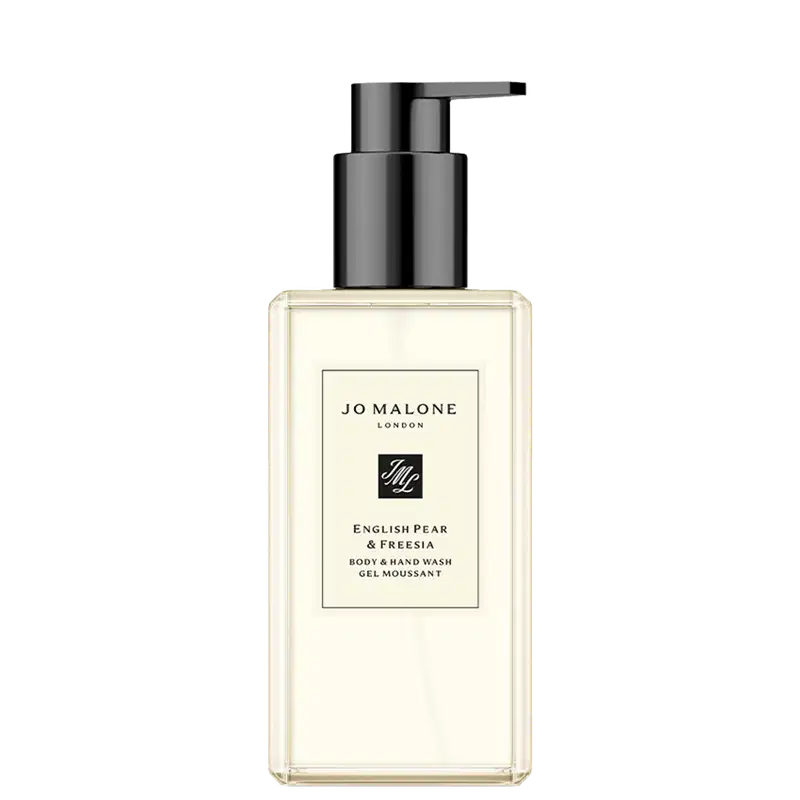 Frasco transparente com bomba preta da marca Jo Malone London, contendo o produto "English Pear & Freesia Body & Hand Wash Gel Moussant". Rótulo branco com texto preto em estilo elegante.