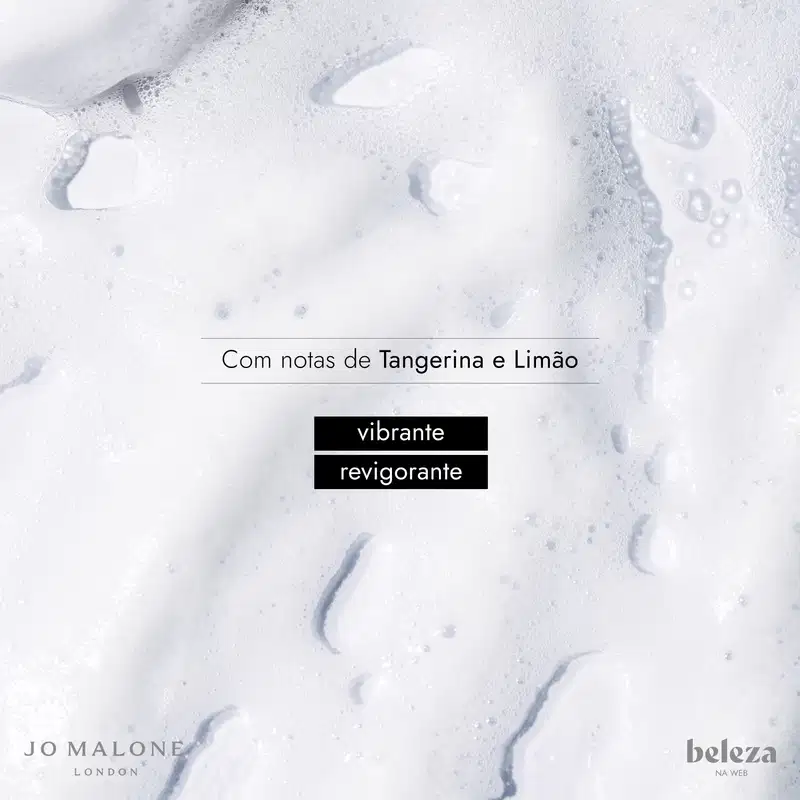 Espuma branca de sabonete com bolhas e gotas d’água escorrendo. Ao centro, o texto: "Com notas de Tangerina e Limão", "vibrante" e "revigorante". Na base, estão os logos das marcas Jo Malone London e Beleza na Web.