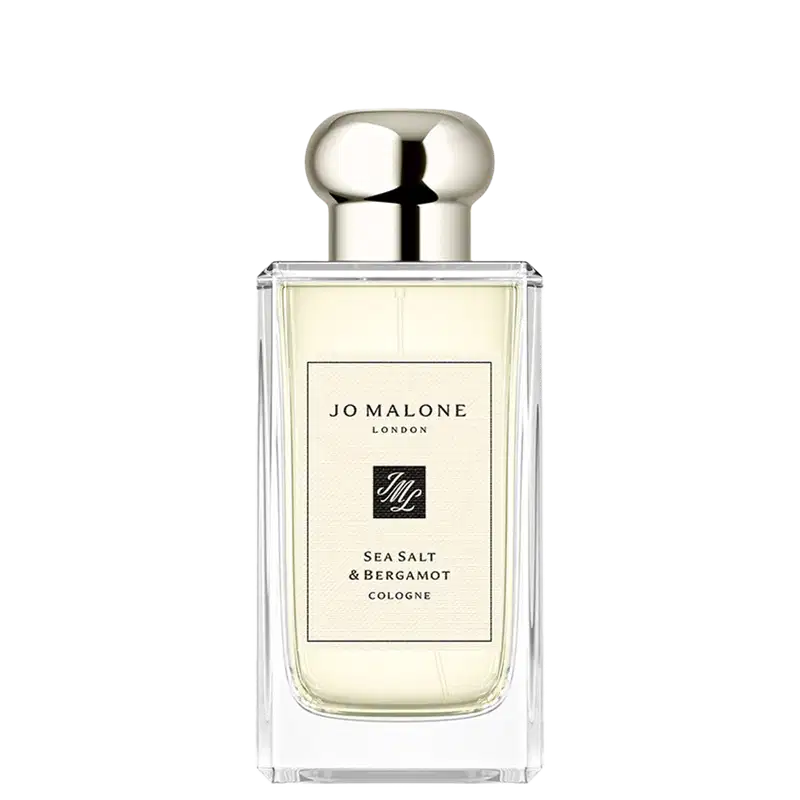 Frasco de perfume da marca Jo Malone London, com design elegante e minimalista em vidro transparente. Rótulo com o nome do produto "Sea Salt & Bergamot Cologne" em letras pretas.