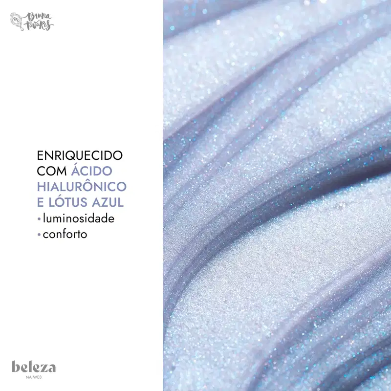 Imagem de fundo azul brilhante com textura de glitter, com texto "Enriquecido com ácido hialurônico e lótus azul" indicando benefícios do produto.