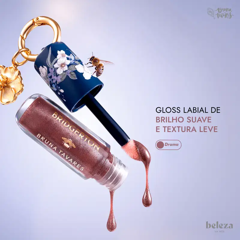Gloss labial da marca Bruna Tavares na cor marrom rosado, com texto "Brilho suave e textura leve".