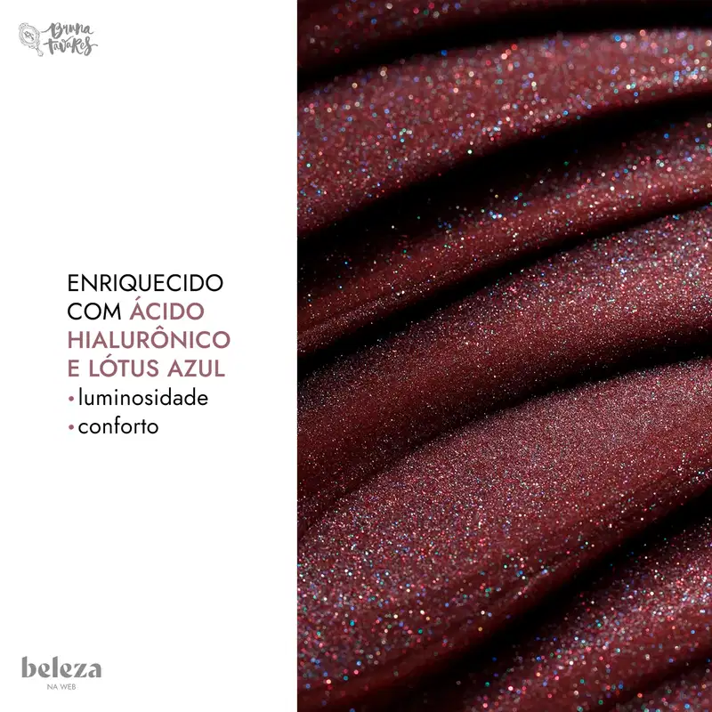 Textura do gloss labial com superfície brilhante e aveludada, contendo informações sobre enriquecimento com ácido hialurônico e lótus azul para luminosidade e conforto.