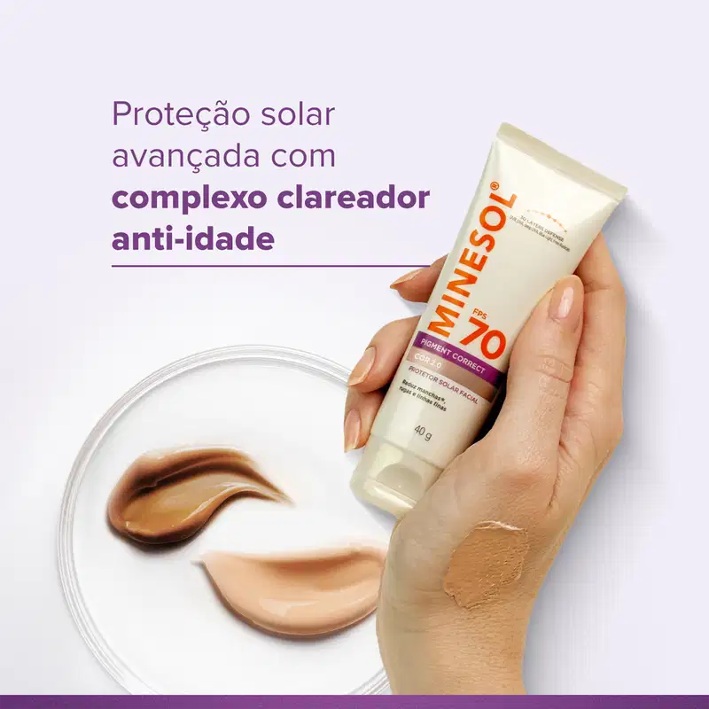 Ambiente de uso de produto de proteção solar da marca MineSol, com complexo clareador anti-idade. Imagem mostra a embalagem do produto em mãos e um recipiente com uma amostra do produto aplicado na pele, em um fundo branco com detalhes em roxo.