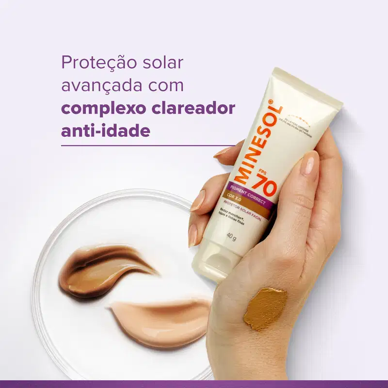 Ambiente de uso de produto de proteção solar da marca MineSol, com complexo clareador anti-idade. Imagem mostra a embalagem do produto em mãos e um recipiente com uma amostra do produto aplicado na pele, em um fundo branco com detalhes em roxo.