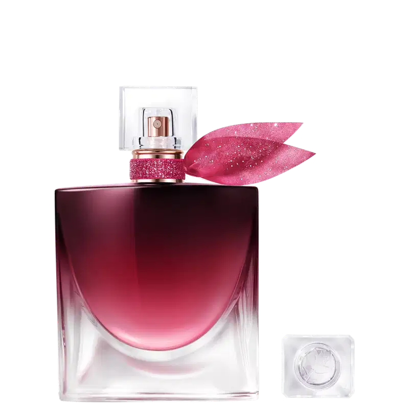 Frasco de perfume Lancôme com design elegante em tons de rosa e vermelho, com tampa decorada com elemento brilhante. Embalagem minimalista e sofisticada, com destaque para a cor e formato do recipiente.