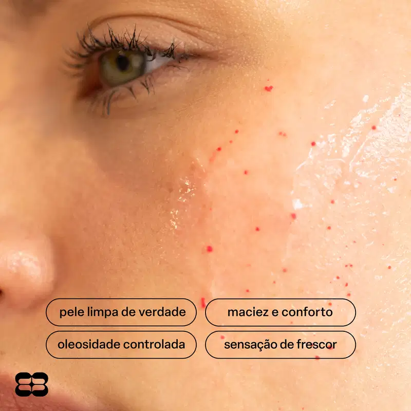 Imagem de close-up de pele com texto "pele limpa de verdade", "maciez e conforto", "oleosidade controlada" e "sensação de frescor", possivelmente de um item de perfumaria da marca Bond Rio.