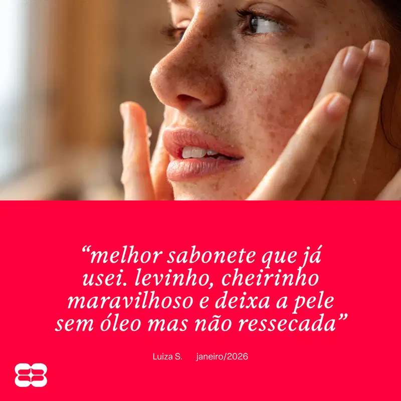 Imagem de close-up de rosto feminino com pele clara e sardas, com texto "melhor sabonete que já usei. levinho, cheirinho maravilhoso e deixa a pele sem óleo mas não ressecada" atribuído a Luiza S. janeiro/2026.